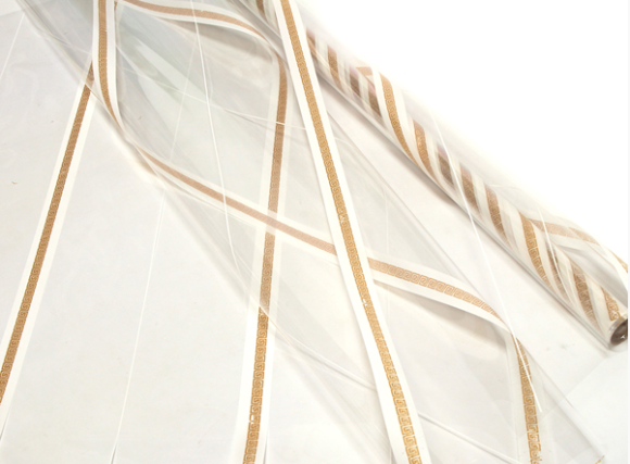 Пленка прозрачная с рисунком Греческая полоска Бело-Золотая 70см/200гр Пленка прозрачная с рисунком Греческая полоска Бело-Золотая 70см/200гр