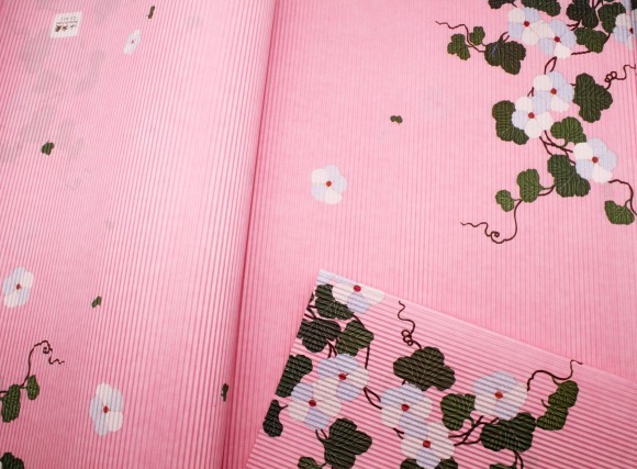 Бумага Листами Гофре Цветы с листьями розовая 50*70см 896188 1/20шт