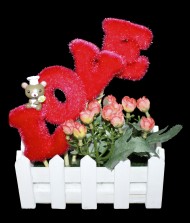 Цветы в деревянном ящичке с надписью LOVE 20см Цветы в деревянном ящичке с надписью LOVE 20см