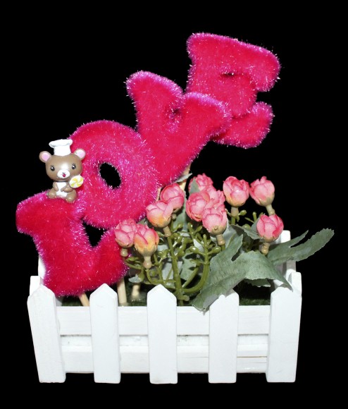 Цветы в деревянном ящичке с надписью LOVE 20см Цветы в деревянном ящичке с надписью LOVE 20см