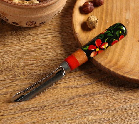 Овощечистка с Деревян ручкой хохлом Роспись Помощница Н-14см Овощечистка с Деревян ручкой хохлом Роспись Помощница Н-14см